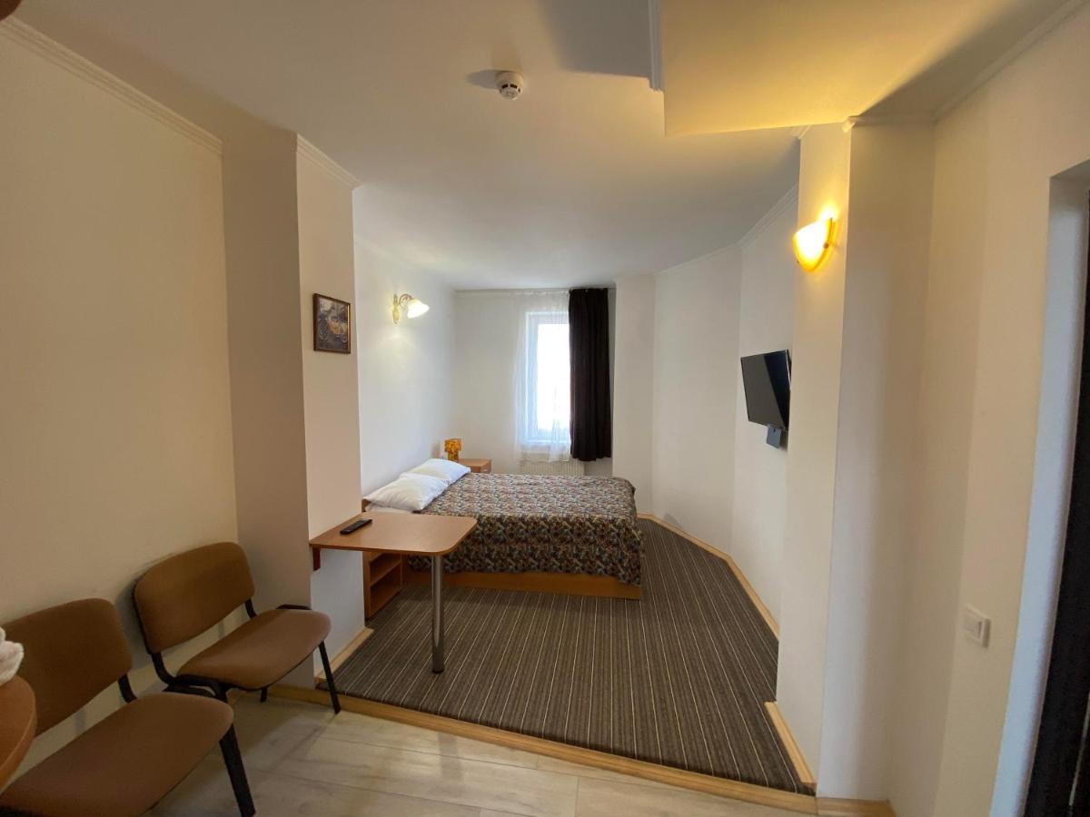 Autopark Hotel Lviv Extérieur photo