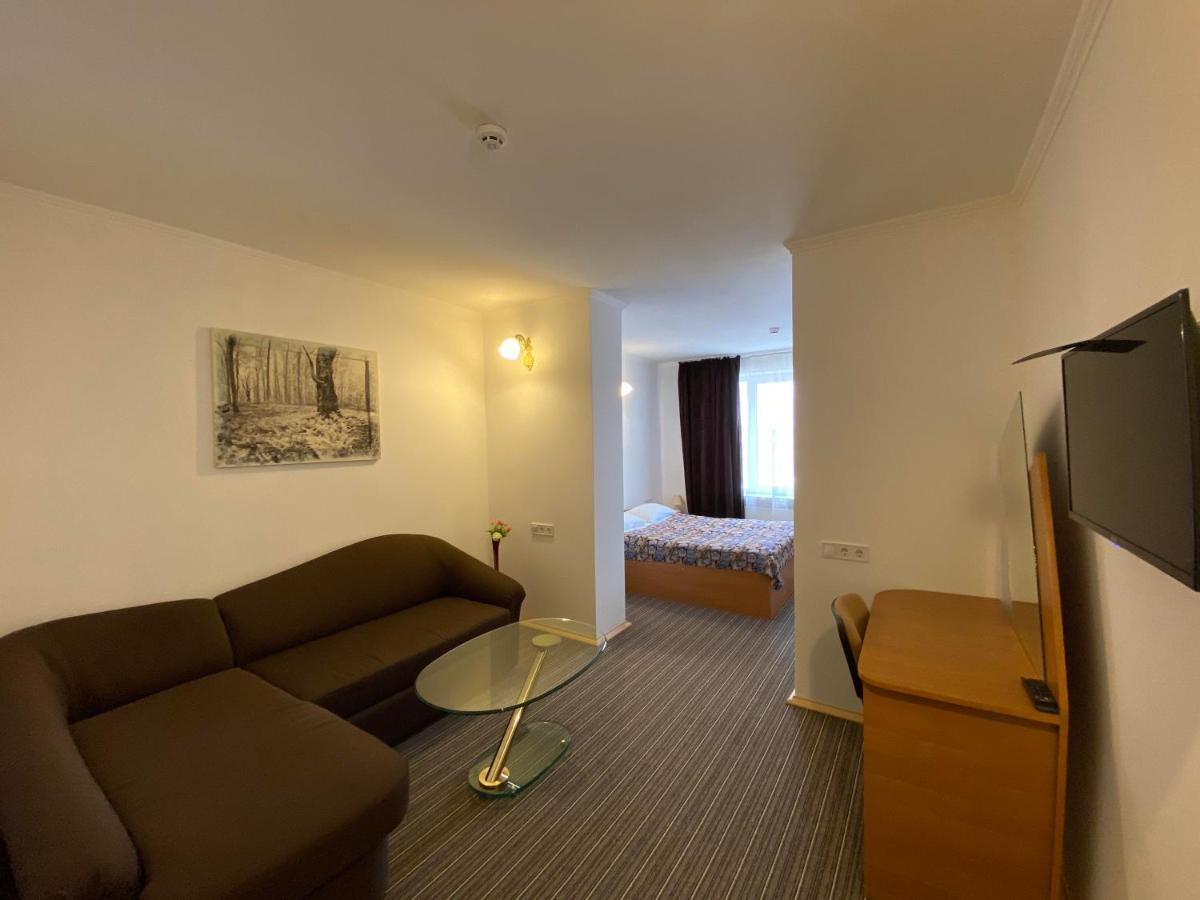 Autopark Hotel Lviv Extérieur photo