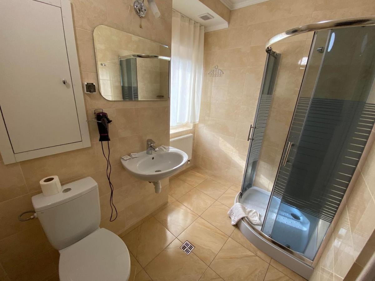 Autopark Hotel Lviv Extérieur photo